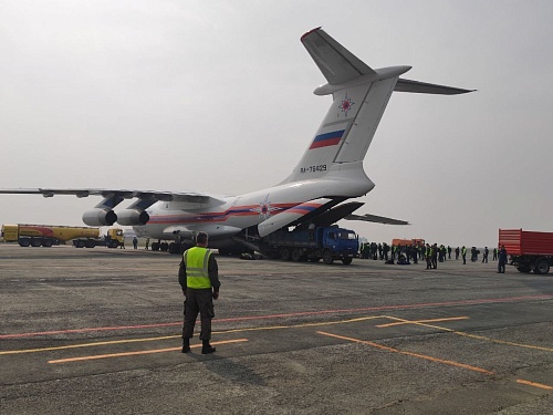 В Тюмень прибыл самолет МЧС со 100 пожарными на борту