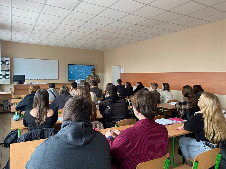 Тюменский боец проводит лекции по противодействию терроризму для молодежи новых регионов России