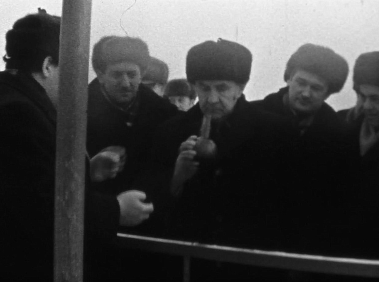 Товарищ Косыгин принюхивается к тюменской нефти