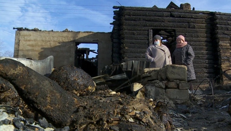В Ишимском районе люди помогают семье погорельцев, которые остались без дома