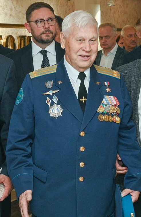 Александр Моор: Горжусь тем, что лично знаком с Героями России Сайфуллиным и Шарпатовым