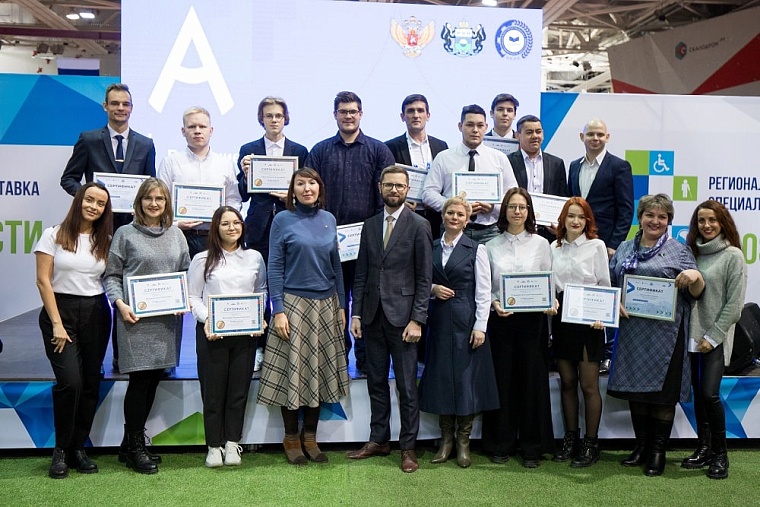 В Тюмени победителям чемпионата "Абилимпикс" вручили именные денежные сертификаты до 100 тысяч рублей