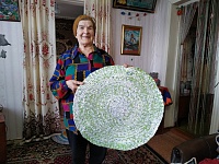 Пенсионерка из Борков вяжет ковры из молочных пакетов