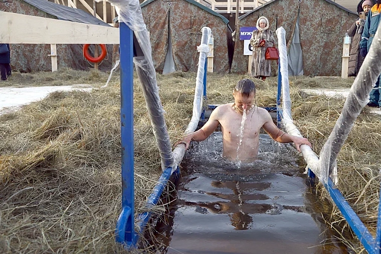 Испытано на себе: как окунаться в крещенскую купель