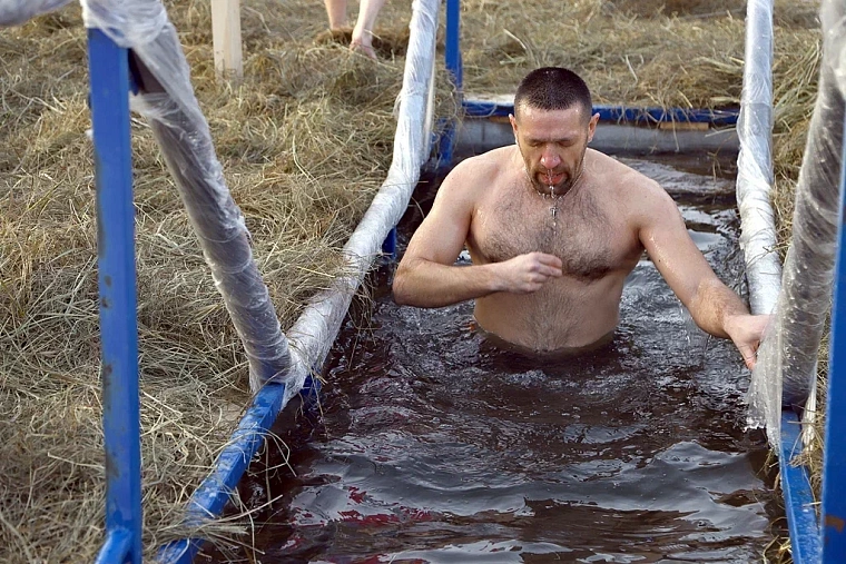 Испытано на себе: как окунаться в крещенскую купель