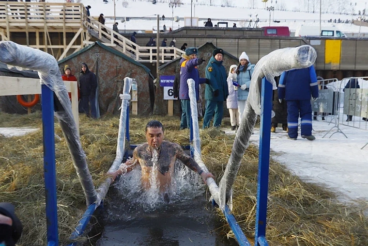 Испытано на себе: как окунаться в крещенскую купель