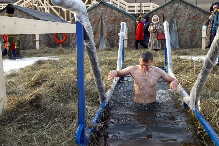 Испытано на себе: как окунаться в крещенскую купель