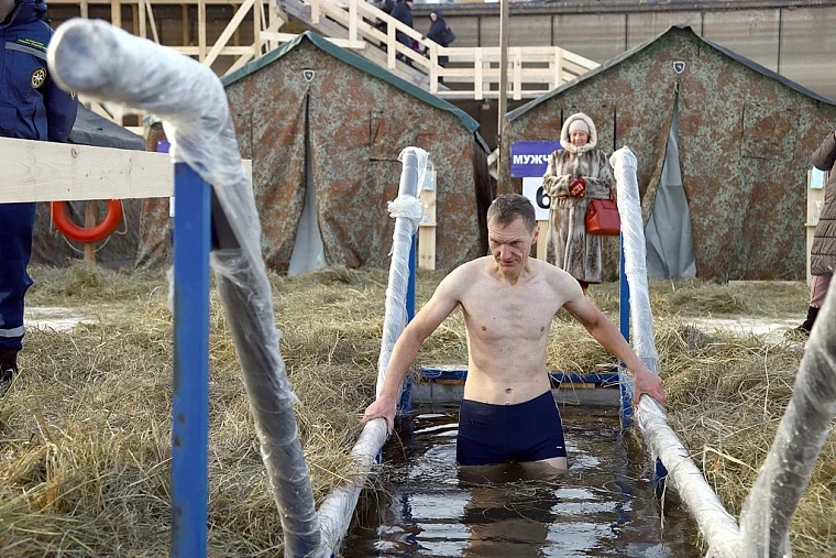 Испытано на себе: как окунаться в крещенскую купель