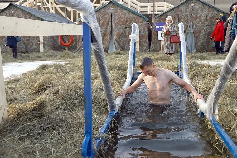 Испытано на себе: как окунаться в крещенскую купель