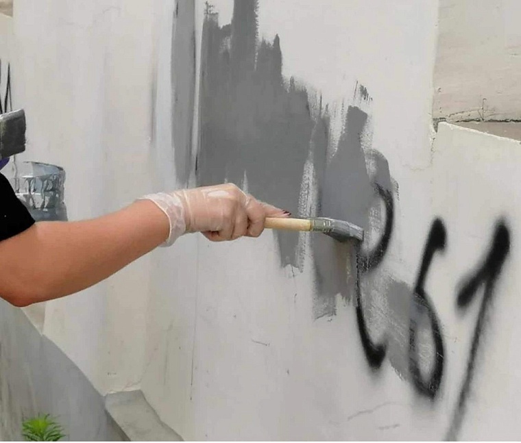 Тюменцев просят сообщать о несанкционированных надписях на фасадах