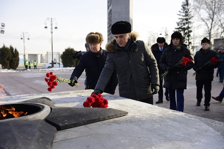 Александр Моор возложил цветы к мемориальным комплексам защитникам Отечества