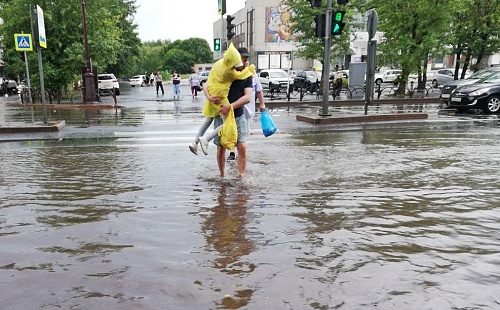 Тюмень накрыло потоками воды. Как город пережил мощный ливень