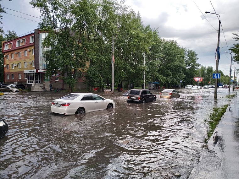 Тюмень накрыло потоками воды. Как город пережил мощный ливень