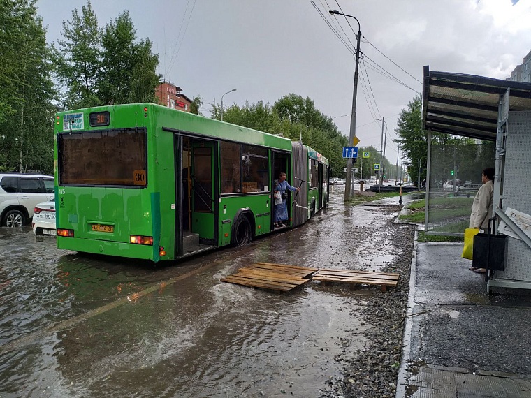 Тюмень накрыло потоками воды. Как город пережил мощный ливень