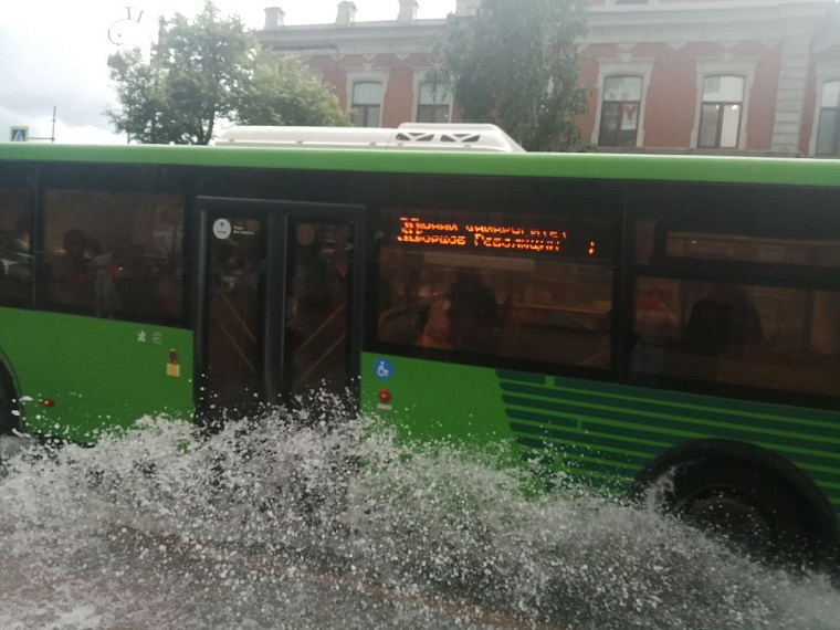 Тюмень накрыло потоками воды. Как город пережил мощный ливень