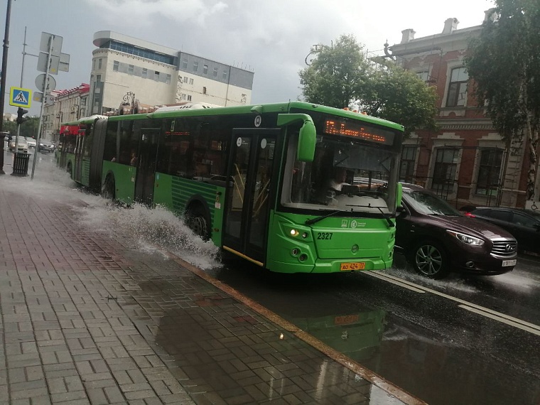 Тюмень накрыло потоками воды. Как город пережил мощный ливень