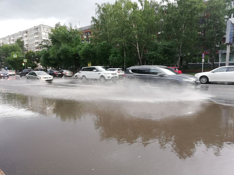Тюмень накрыло потоками воды. Как город пережил мощный ливень