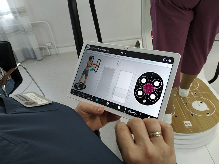 В тюменском "Градостроителе" пациентов ставят на ноги с помощью антигравитации