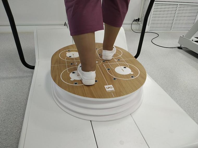 В тюменском "Градостроителе" пациентов ставят на ноги с помощью антигравитации