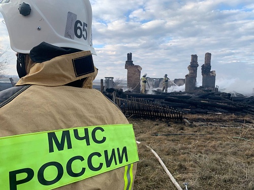 Александр Моор поручил разобраться с имущественными вопросами погорельцев из Бердюжского района