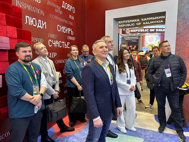 Александр Моор оценил макет будущего межвузовского кампуса и оставил автографы участникам Всемирного фестиваля молодежи в Сочи