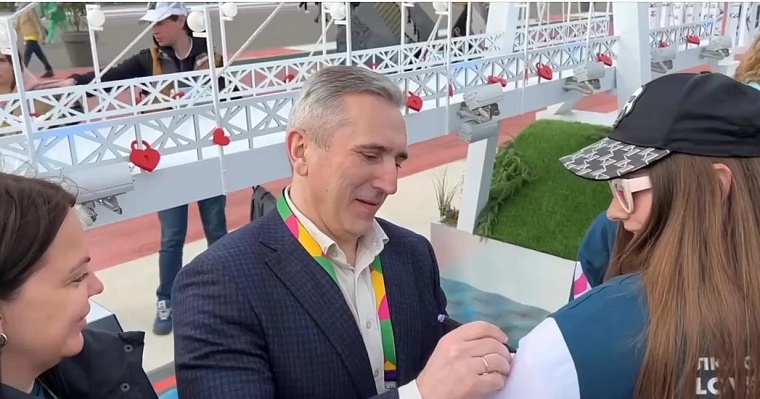 Александр Моор оценил макет будущего межвузовского кампуса и оставил автографы участникам Всемирного фестиваля молодежи в Сочи