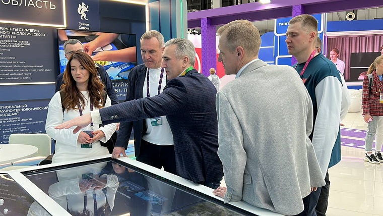 Александр Моор оценил макет будущего межвузовского кампуса и оставил автографы участникам Всемирного фестиваля молодежи в Сочи