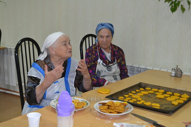 Пациенты отделения милосердия сажают огород, поют и заводят романы