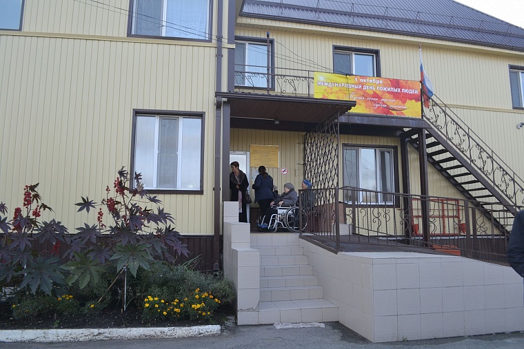 Пациенты отделения милосердия сажают огород, поют и заводят романы