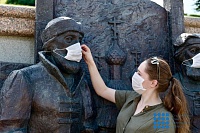 Тюменские памятники одели в защитные маски