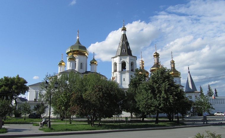 Свято-Троицкий монастырь, на который любовался художник. В ту пору купола его не были позолоченными