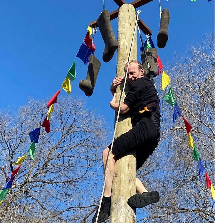 За умной колонкой тюменцу пришлось лезть на столб