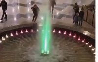 Тиктокер искупался в фонтане тюменского ТРЦ