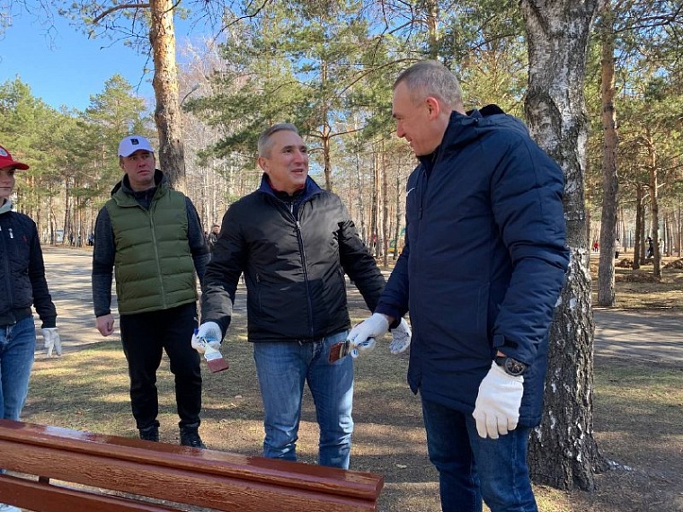 Руслан Кухарук и Александр Моор приняли участие в субботнике