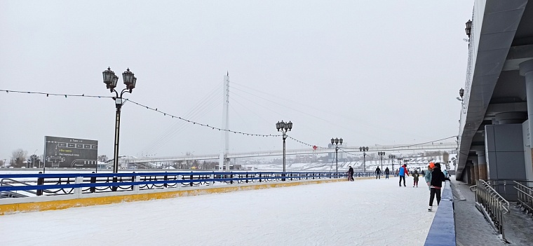 Каток у моста Влюбленных. Фото из группы ВК 