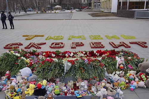 «Сегодня плачет вся Россия. Но мы не сдадимся»: в Тюменской области прошли траурные мероприятия