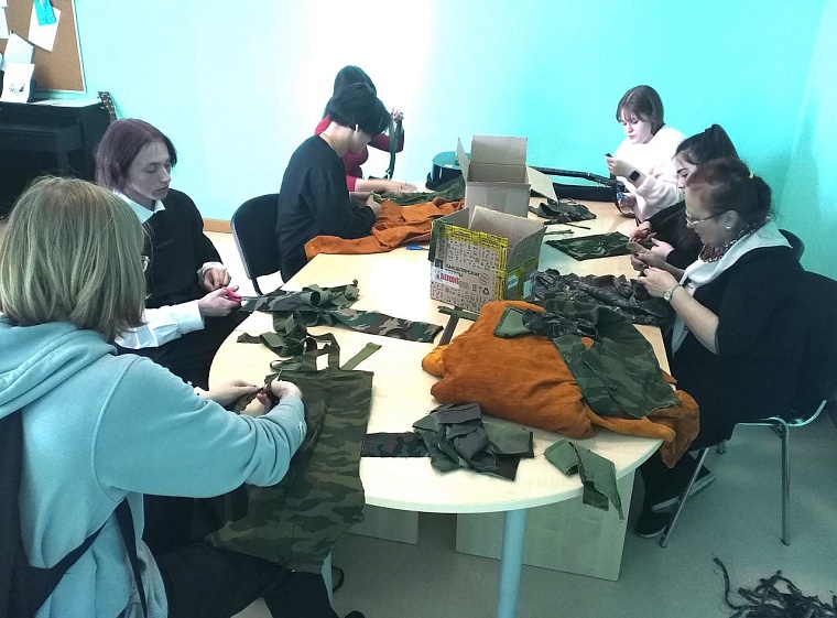 Армизонские школьники плетут для бойцов маскировочные сети и делают блиндажные свечи