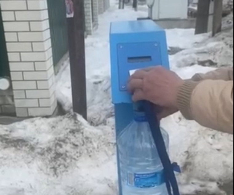 Половина питьевой воды выплескивается! Тюменские дачники пожаловались на "дурную" колонку