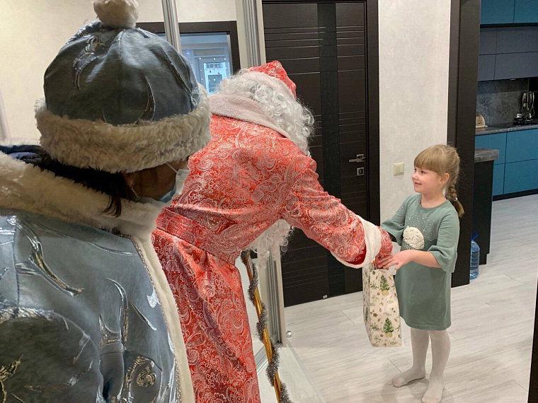 Дети тюменских медиков, принимающих участие в борьбе с пандемией, получают новогодние подарки