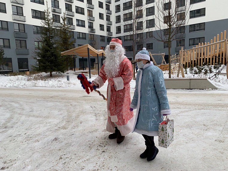 Дети тюменских медиков, принимающих участие в борьбе с пандемией, получают новогодние подарки