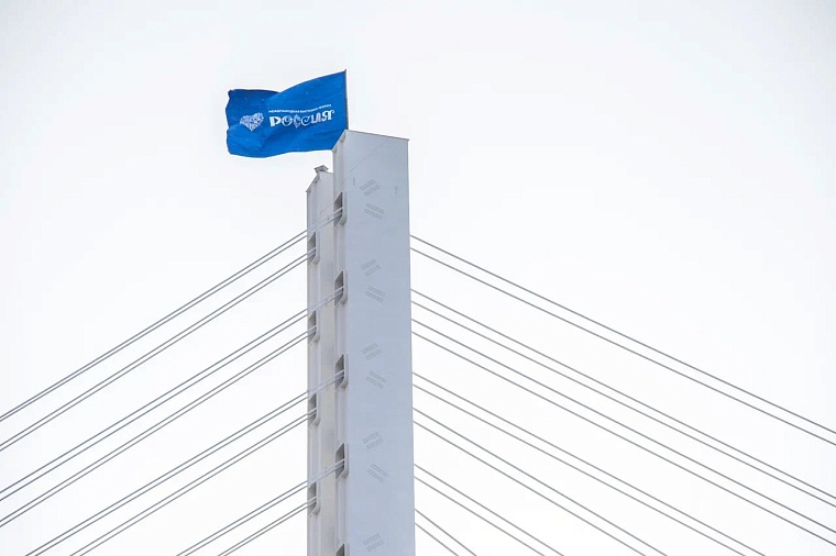 На мосту Влюбленных в Тюмени водрузили флаг международной выставки-форума «Россия»