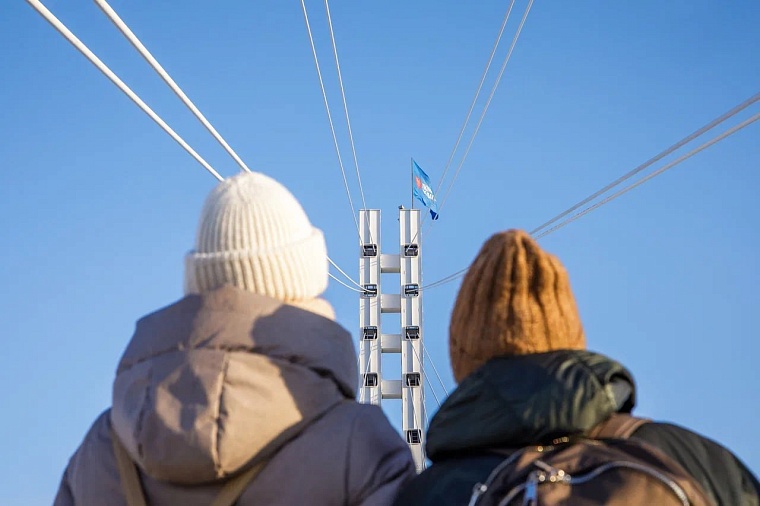 На мосту Влюбленных в Тюмени водрузили флаг международной выставки-форума «Россия»