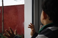 Пугать бесполезно. Обезопасить ребенка помогут блокираторы на окна