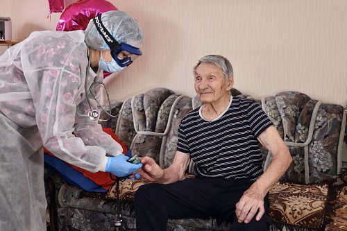 Тобольских ветеранов вакцинируют на дому и в поликлинике