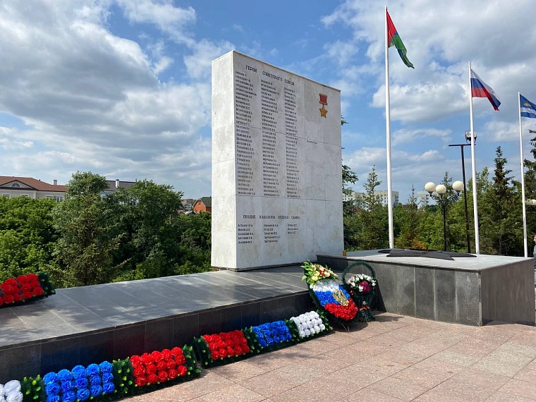 В Тюмени прошел патриотический флешмоб "Встанем"