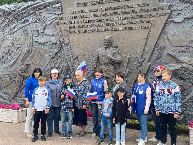 В Тюмени прошел патриотический флешмоб "Встанем"