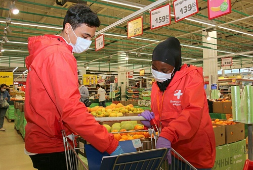 Во время пандемии тюменцам помогают почти три тысячи волонтеров