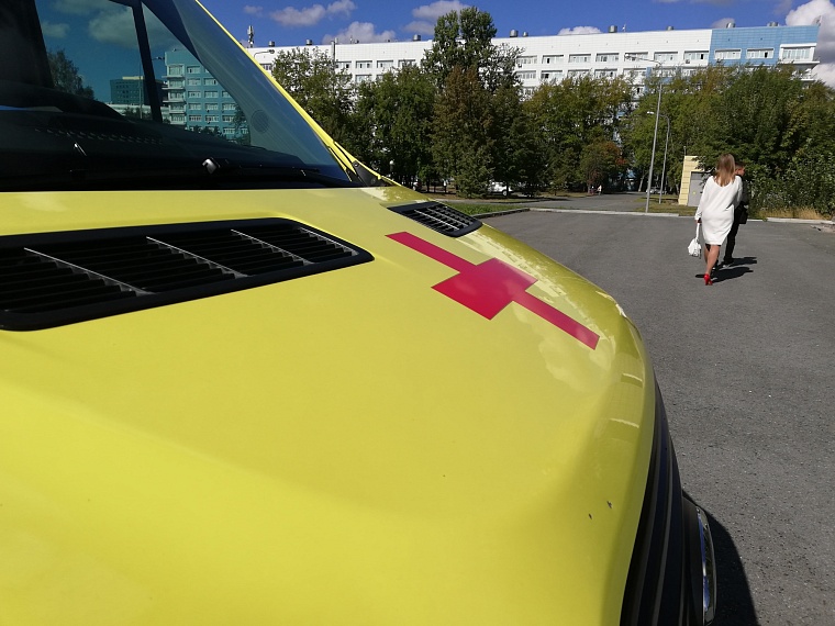 Тюменские врачи спасли жизнь пожилой женщины на борту самолета