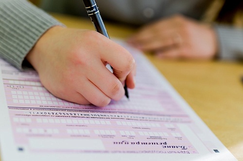 Куда звонить: горячие телефоны для участников ЕГЭ-2023 в Тюменской области