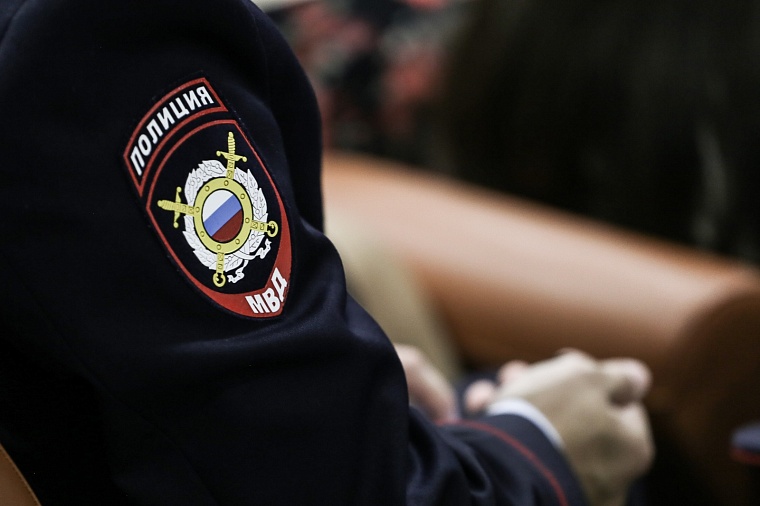 В Тюмени полицейский спас четырех человек из горящего дома